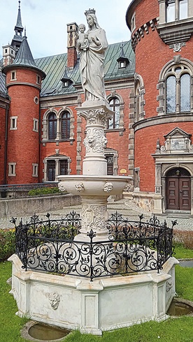 Pomnik na dziedzińcu pałacu w Pławniowicach pochodzi z czasu jego budowy (1882–1885).