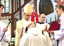 	Jak przypomniał biskup, Dzieje Apostolskie opisują diakonów jako tych, którzy służą słowu.