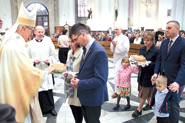 Złożenie darów ofiarnych na ręce abp. Wiktora Skworca.