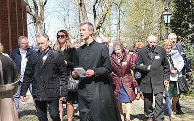▲	Uczestnicy III diecezjalnego dnia skupienia KWC przeszli wokół sanktuarium św. Stanisława Kostki, rozważając 14 stacji paschalnej Drogi Światła.
