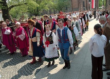 W ciągu wieków przejawy czci wobec patrona biskupiego miasta przybierały  różne formy.  Na zdjęciu: uroczystości zygmuntowskie w 2006 r.