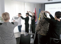 ▲	Uczestnicy ostatniej prelekcji mogli zapoznać się z prostą techniką automasażu m.in. głowy, szyi i barków, pomagającą w rozluźnieniu mięśni.