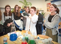 ▲	W placówkach średnich uczniowie i nauczyciele zadbali o przedstawienie przedmiotów zawodowych, np. gastronomicznych, biochemicznych. 