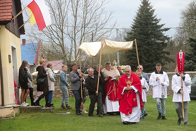 ▲	Parafianie uczestniczyli w procesji eucharystycznej i otrzymali błogosławieństwo Najświętszym Sakramentem.