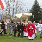 ▲	Parafianie uczestniczyli w procesji eucharystycznej i otrzymali błogosławieństwo Najświętszym Sakramentem.