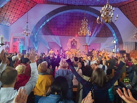 ▲	Kościół pw. Matki Bożej Częstochowskiej wypełniło uwielbienie. 