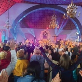 ▲	Kościół pw. Matki Bożej Częstochowskiej wypełniło uwielbienie. 