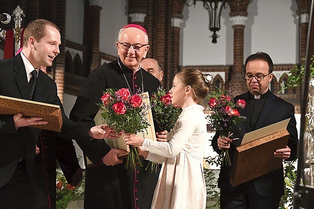 ▲	Grzegorz Wiącek, abp Stanisław Budzik, ks. Marek Szymański podczas gali wręczania nagród 22 kwietnia.