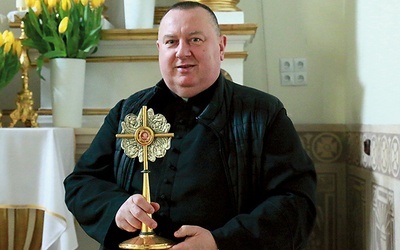 ▲	Ksiądz Jarosław z relikwiami św. Wawrzyńca, patrona wspólnoty parafialnej.