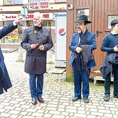 ▲	Papierowe kwiaty otrzymali także potomkowie Benjamina Federbuscha.