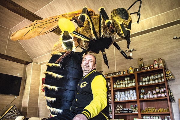 ▲	Dwumetrowy model owada został wykonany w rzeszowskim Teatrze Maska.