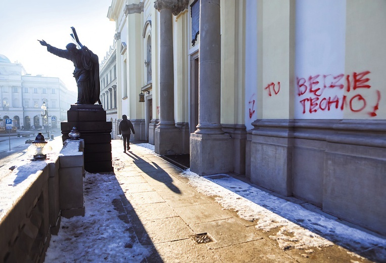 Zniszczona elewacja kościoła Świętego Krzyża w Warszawie w 2022 r. Miejsca kultu religijnego zdewastowano  87 razy.