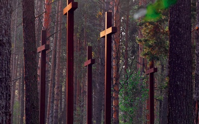 Na uroczysku leśnym Miednoje grzebano zamordowanych w Kalininie (obecnie Twer) polskich jeńców z Ostaszkowa.