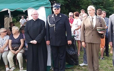 	Ks. Tomasz Biszko (w środku) w galowym mundurze.