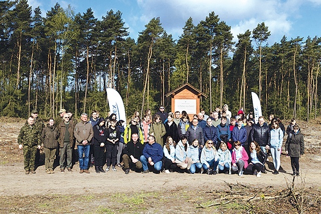 	W przedsięwzięcie włączyli się młodzież, samorządowcy, politycy i leśnicy. 