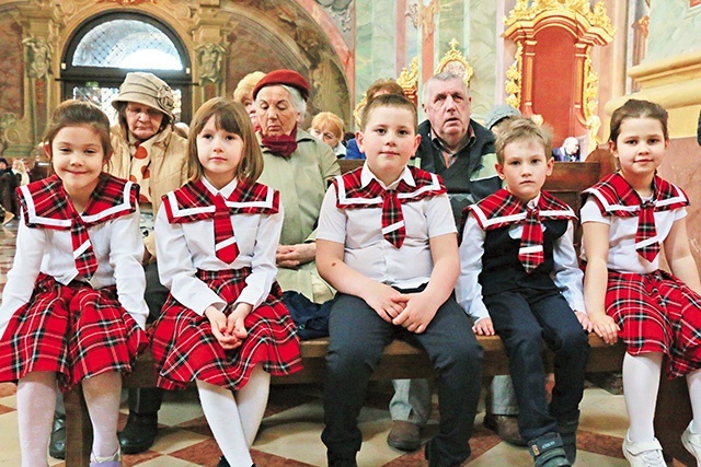 	Dzieci z przedszkola sióstr nazaretanek wraz seniorami uczestniczyły w Eucharystii.