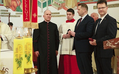Kapłana odznaczyli Przemysław Czarnek, minister edukacji narodowej, oraz Andrzej Bilttel, sekretarz w Ministerstwie Infrastruktury.