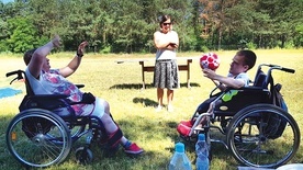 W mieście istnieje wiele placówek pomocowych, m.in. Ośrodek Wsparcia dla Osób z Niepełnosprawnością „Benjamin”.