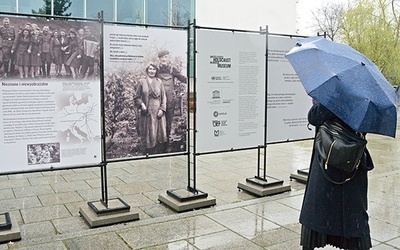 Wystawa prezentowana jest na placu św. Jana Pawła II w Opolu.