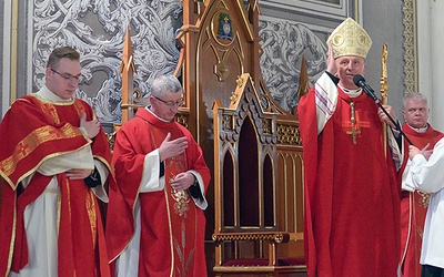 Dziękując za obecność i życzenia, biskup radomski udzielił pasterskiego błogosławieństwa. 