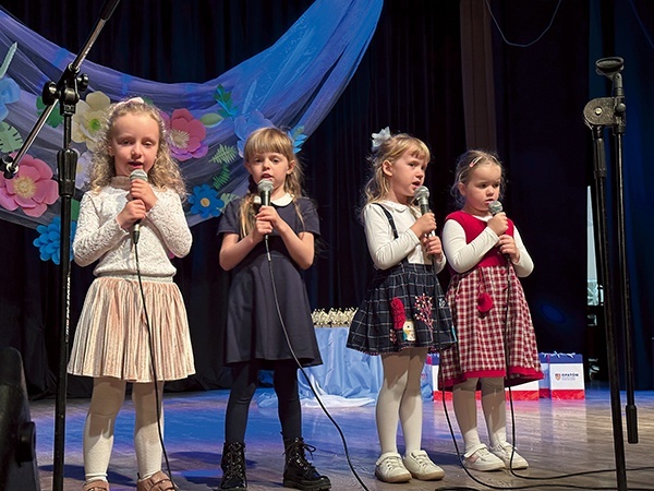 Na scenie zaprezentowały się dzieci, które śpiewały z wielkim sercem.