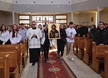 Modlili się przed wizerunkiem Jezusa Chrystusa peregrynującym  w czasie diecezjalnych  dni młodzieży.