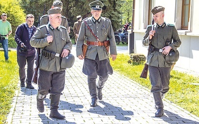 Przed dawną rezydencją dzikowską. W randze hauptmanna  Dariusz Solka.