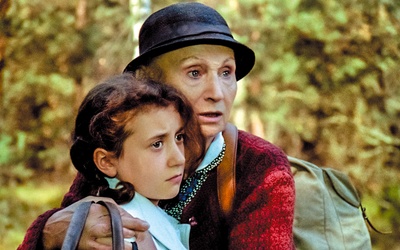 Bohaterka filmu „Jeszcze tylko ten las”, w którym znakomitą kreację stworzyła Ryszarda Hanin, nie lubi Żydów. Pozostaje jednak z żydowską dziewczynką do tragicznego finału.