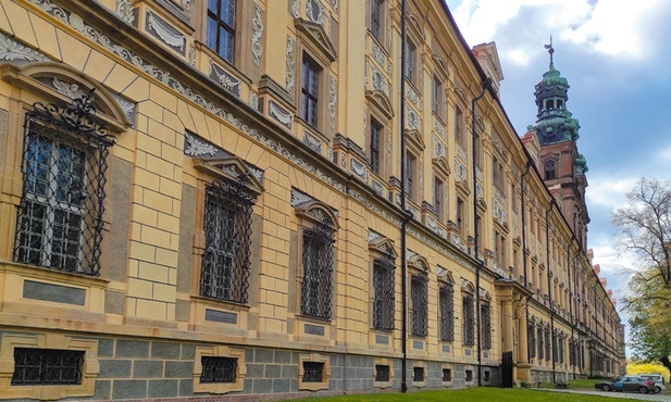 Najdłuższa w Europie barokowa fasada liczy prawie ćwierć kilometra.