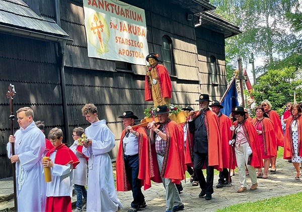 ▲	Procesja czcicieli św. Jakuba wokół szczyrkowskiego sanktuarium.