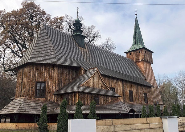 ▲	Jeden z odrestaurowanych zabytków: kościół św. Andrzeja Apostoła w Gilowicach.
