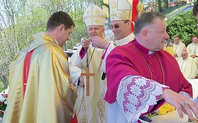 ▲	Kapłan przygotowuje się do wyjazdu na Kubę. 