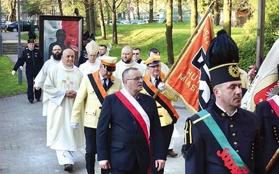 ◄	Bp Sławomir Oder w procesji do kościoła.