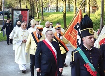 ◄	Bp Sławomir Oder w procesji do kościoła.