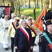 ◄	Bp Sławomir Oder w procesji do kościoła.