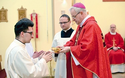 W procesji z darami kandydat do święceń przyniósł do ołtarza chleb.