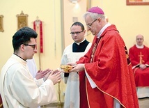 W procesji z darami kandydat do święceń przyniósł do ołtarza chleb.