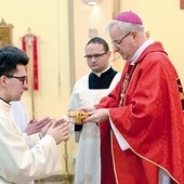 W procesji z darami kandydat do święceń przyniósł do ołtarza chleb.