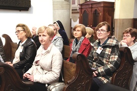 Ewa Kapłańska (pierwsza z lewej) troszczy się o to, by Pan Jezus w katedrze nigdy nie był sam.