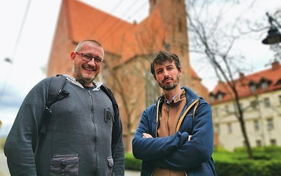 Łukasz Łaskawiec (z lewej) i Maciej Pichlak przed budynkiem DA.