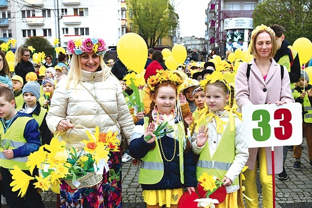 Kolejne odsłony jubileuszu już wkrótce. 14 czerwca odbędzie się publiczna zbiórka, a 21 września – jubileuszowa gala w teatrze. Na zdjęciu: w korowodzie wzięły udział m.in. przedszkolaki. 