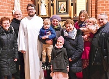 Nowemu szafarzowi Komunii św. w uroczystości wyznaczenia do posługi towarzyszyła rodzina,  a także proboszcz  ks. Henryk Wojnar.