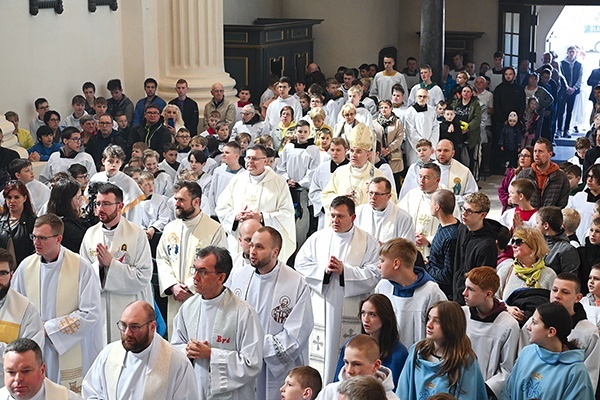 Centralnym punktem dnia była Msza św. w skrzatuskiej bazylice.