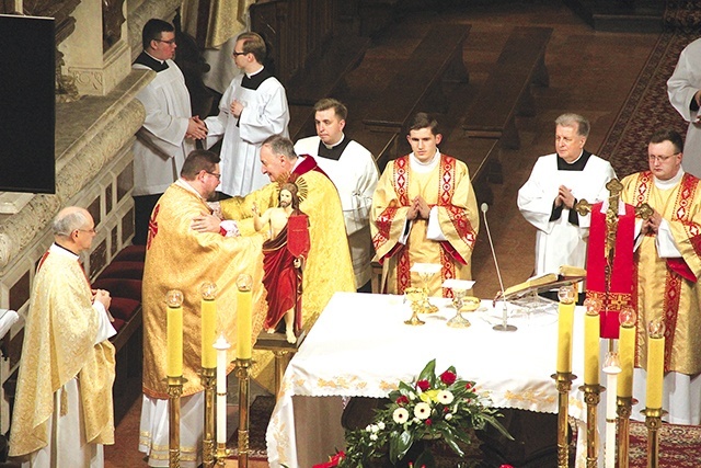 Eucharystię w intencji pokoju koncelebrował wraz z biskupem  m.in. kanclerz greckokatolickiej archidiecezji przemysko- -warszawskiej  ks. Mikołaj Kostecki.
