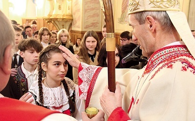 Młodzież z Kamienicy, Szczawy, Łącka i Jazowska w swoich strojach regionalnych.