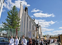 Po Mszy św. odpustowej odbyła się procesja eucharystyczna  do kaplicy objawień.
