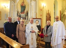 ▲	W liturgii uczestniczyli m.in. członkowie fundacji z Mławy, burmistrz Chorzel i dyrektor szkoły podstawowej. 