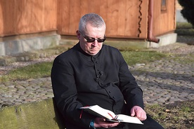 Zajęcia prowadzi ks. Mariusz Szmajdziński, biblista, proboszcz parafii św. Rocha w Boczkach Chełmońskich.
