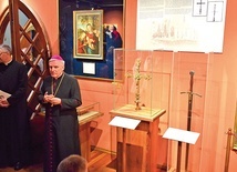 ▲	Artefakty były w posiadaniu wybitnego kolekcjonera Antoniego Jana Strzałeckiego,  który w Warszawie zgromadził kolekcję dzieł sztuki i eksponatów historycznych. 