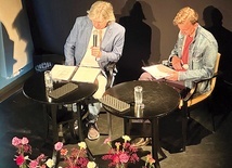 ▲	Utwory noblisty czytali tłumacz (z lewej) oraz Modest Ruciński.